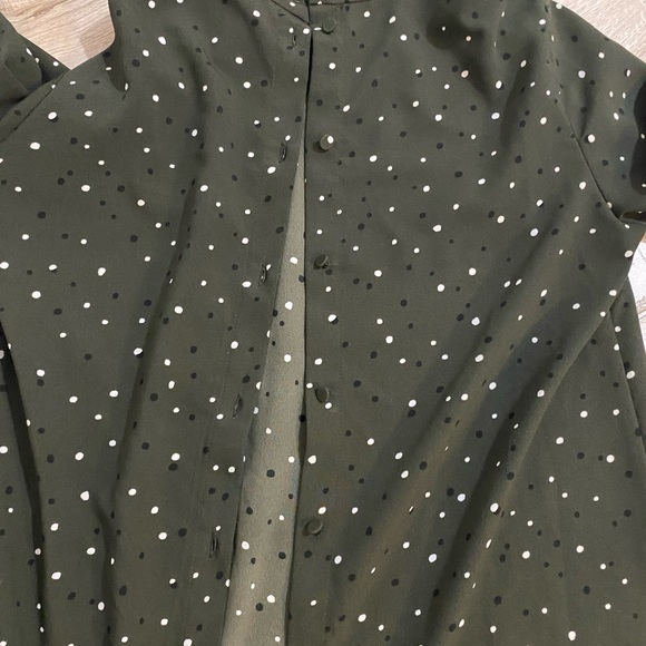 Green with black and white polka dots button up from H&M. size 2 - Picture 2 of 4